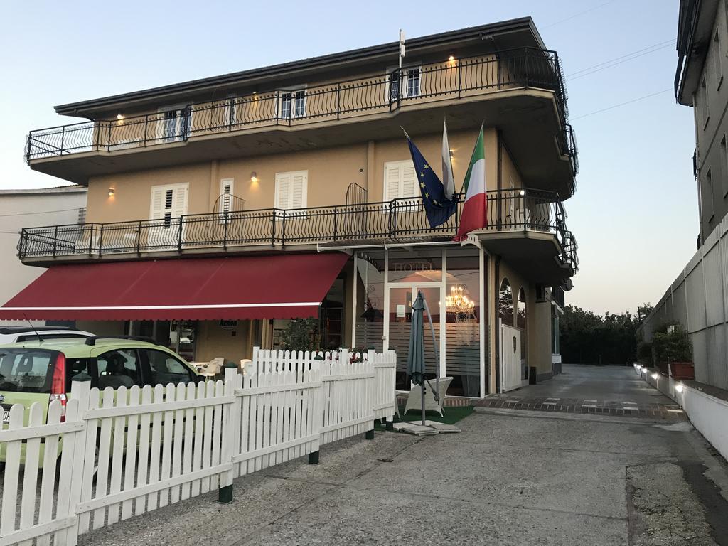 Hotel Ascot Кайанелло Экстерьер фото
